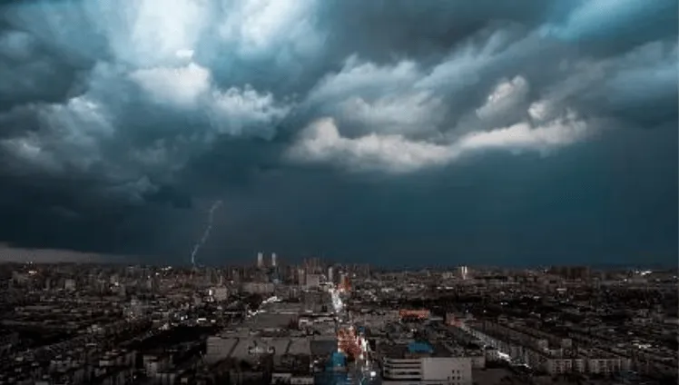 实拍上海暴雨：大雨倾盆白昼如夜，这起暴雨给当地带来了哪些影响？