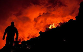 希腊山火失控，天空被火光映红，导致火山燃烧的原因是什么？