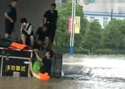 东莞暴雨致运钞车被淹，押运人员当场紧急转移，当时的强暴雨情况有多紧急？