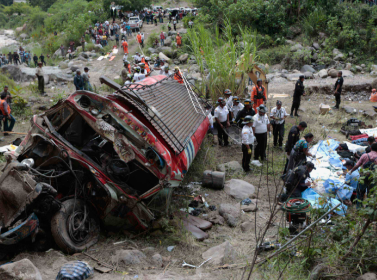 尼泊尔一巴士爆胎坠崖，致28人死亡，司机是否存在重大过失？