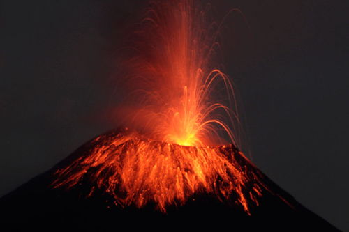 希腊山火失控，天空被火光映红，导致火山燃烧的原因是什么？