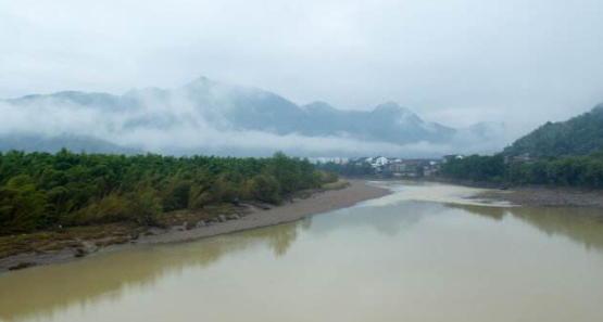 浮天水送无穷树带雨云埋一半山的意思是？