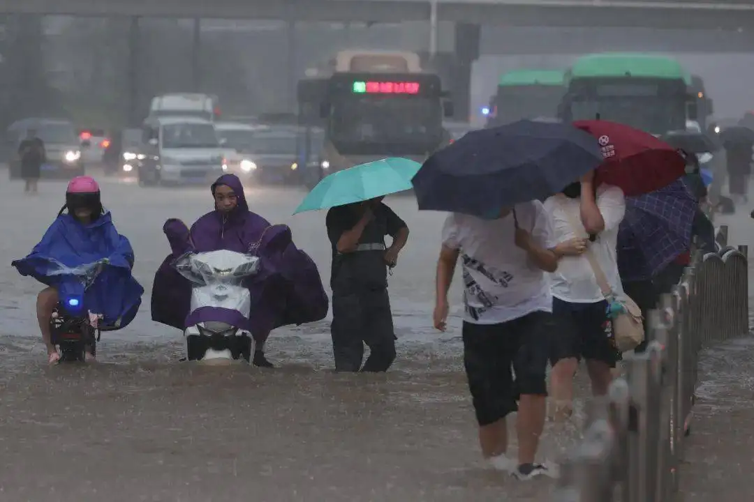 实拍上海暴雨：大雨倾盆白昼如夜，这起暴雨给当地带来了哪些影响？