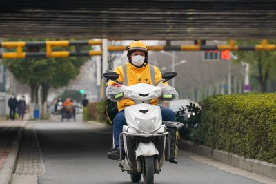 消费者反映，外卖2个馒头收2次打包费被吐槽，平台与商家究竟是谁在侵权？