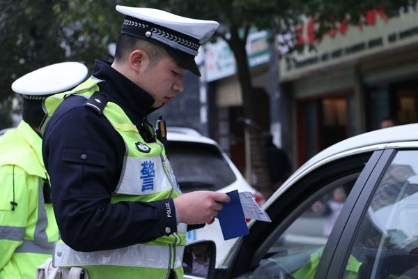 连开四张罚单的民警被停职，他做错了什么？