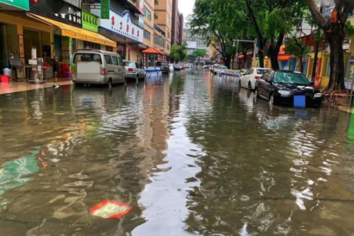 重庆特大雷暴雨，致31个航班备降车辆被淹仅露车顶，游客该注意什么？