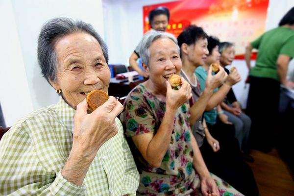 多名老人因吃月饼被送医院，月饼怎样吃才合理？