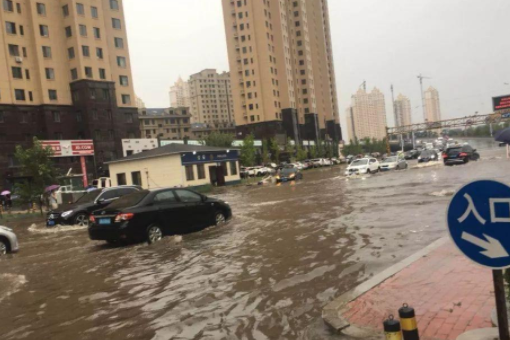 重庆特大雷暴雨，致31个航班备降车辆被淹仅露车顶，游客该注意什么？