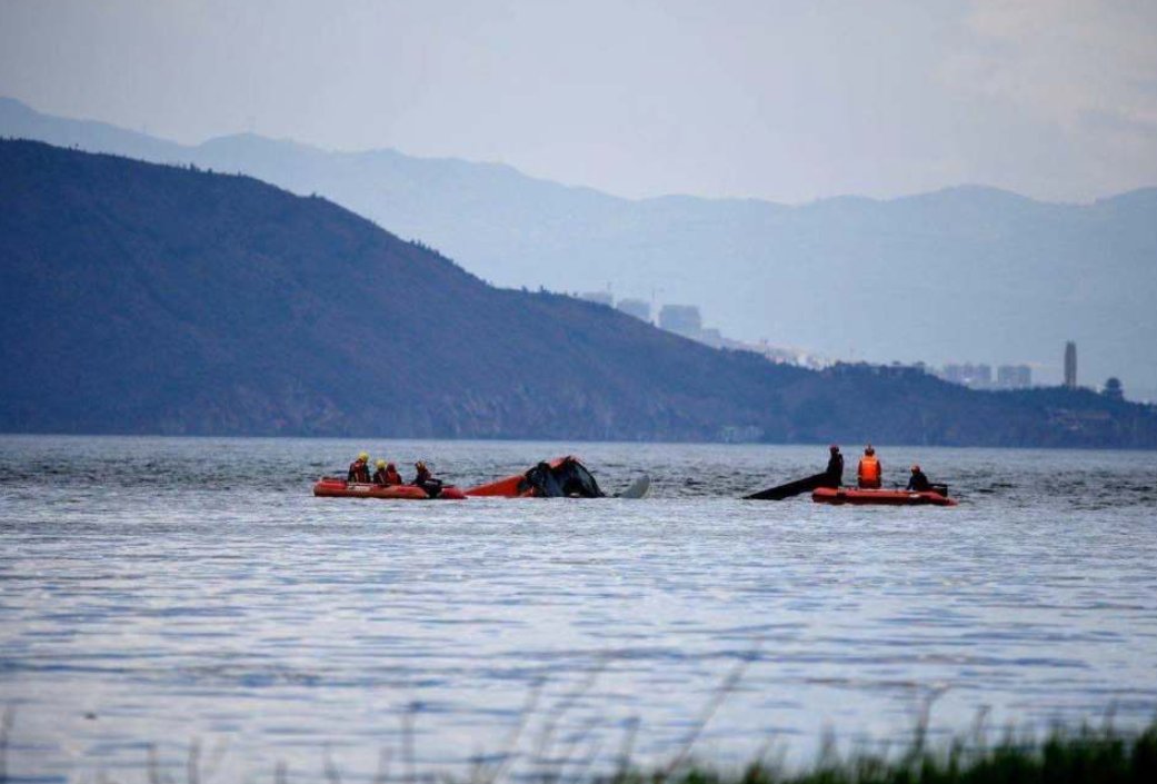 洱海坠机事故已致2人遇难，坠机的主要原因是什么？