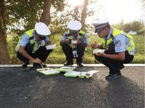 交警上班吃早饭被举报，网友称理解，多一份宽容是有多难？