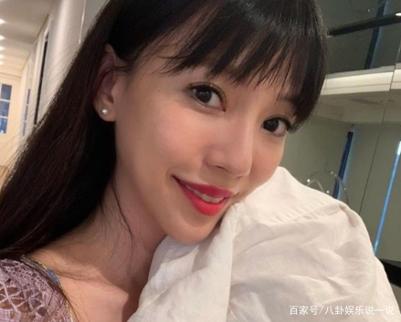 李靓蕾的妈妈原来也是演艺人员，你知道关于她妈妈的背景吗？