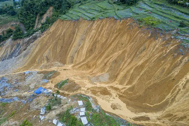 云南昭通山体滑坡致一房屋被压垮，引发山体滑坡的原因有哪些？