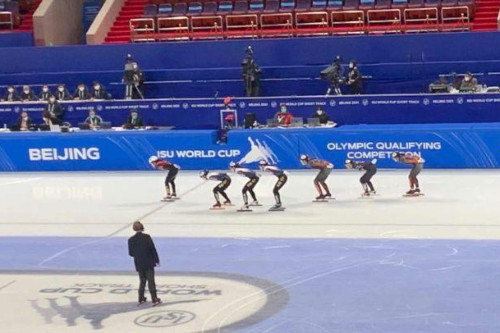 韩国两短道速滑选手相撞，赛场上为何会出现这种情况？