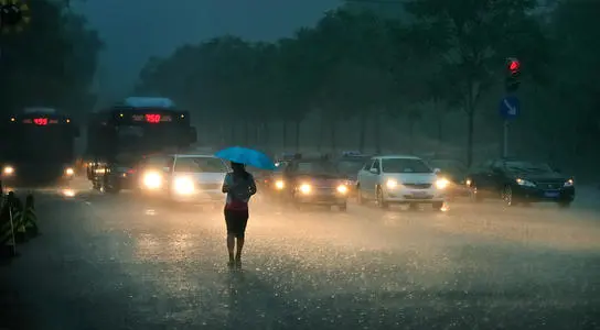 目击者讲述北京暴雨2人驾车被困身亡，导致死亡的真正原因是什么？