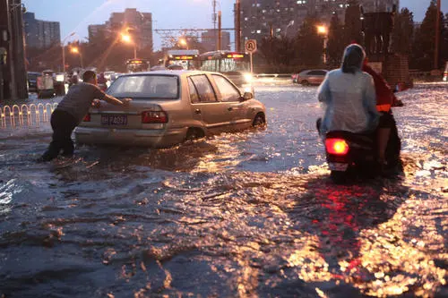 目击者讲述北京暴雨2人驾车被困身亡，导致死亡的真正原因是什么？