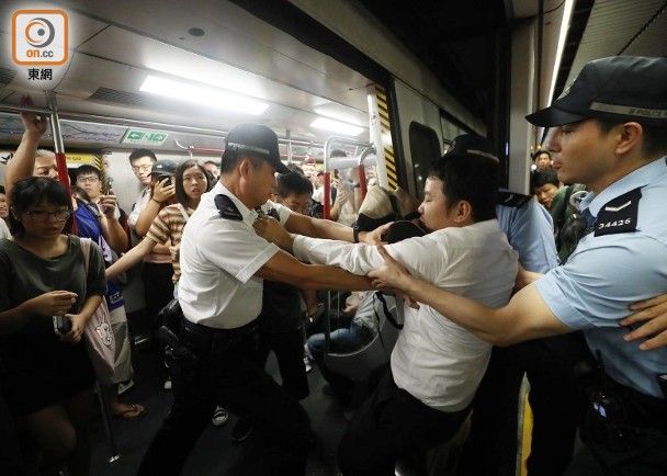 刺伤港警为港大毕业生，父母有没有责任？