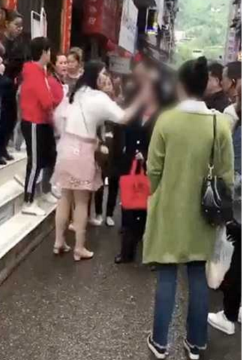 一女子当街扇母亲耳光路人是如何做的？