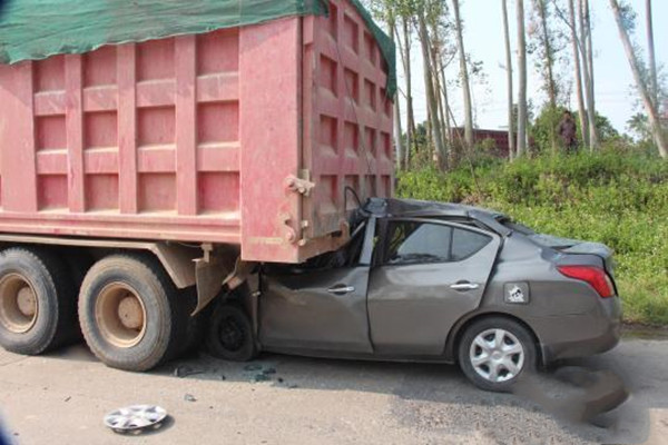 江西一重型半挂侧翻致小轿车被压，致6人死亡，事故的责任该如何划分？