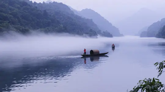 轻舟已过万重山表达什么?