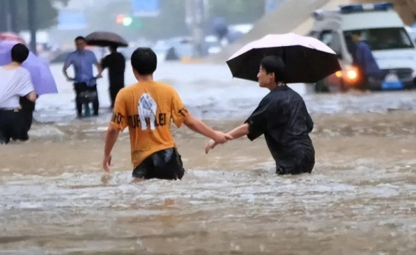 河北邢台暴雨，街道一片汪洋，为什么一下暴雨就会发生城市内涝？