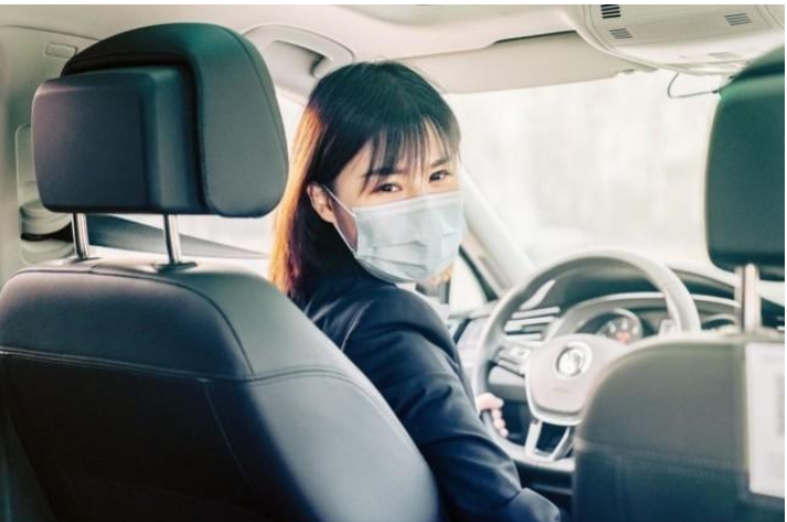 女子忘拉手刹闺蜜帮踩油门致连环撞车，女司机真的没有开车天赋吗？