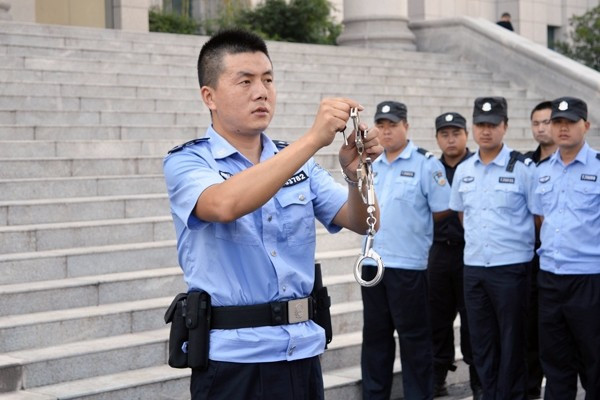 重庆一陌生女子小区内欲强行带走小孩被群众围堵，她此举违反了哪些法律？