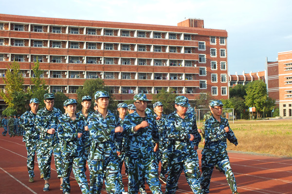 郑州财经学院一男生公寓内死亡，学生在校内死亡学校要负什么责任？