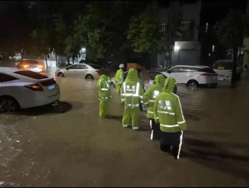 台风暹芭来袭，交警彻夜坚守力保道路交通安全，给市民带来了哪些安全感？