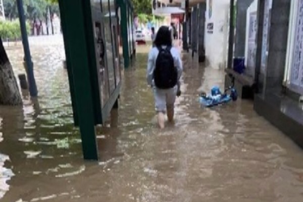 广州暴雨大水冲进地铁站，泥黄色水流蔓延，目前的情况如何？