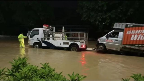 台风暹芭来袭，交警彻夜坚守力保道路交通安全，给市民带来了哪些安全感？