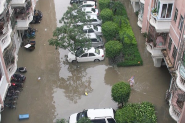 广州暴雨大水冲进地铁站，泥黄色水流蔓延，目前的情况如何？