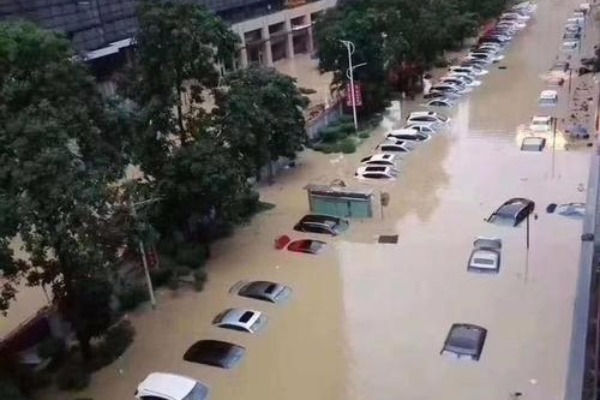 广州暴雨大水冲进地铁站，泥黄色水流蔓延，目前的情况如何？