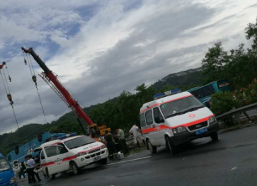 “严重超载、多人飞出被压货车车轮下”河南校车4死9伤事故，怎么发生的？