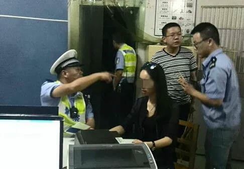 宝马女司机酒驾撞人拖行，交警现场怒斥！被拖行女子伤势有多惨重？