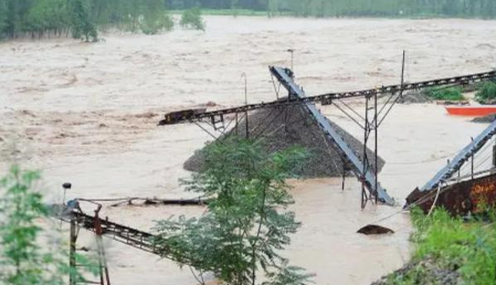 平顶山遭到暴雨袭击，给当地造成了哪些影响和损失？