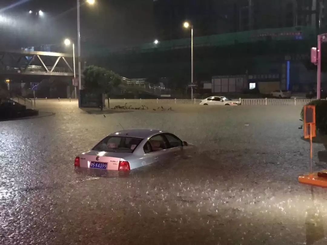 东莞暴雨路面被淹，运钞车被困无法行走，运钞员是如何“运钞”的？