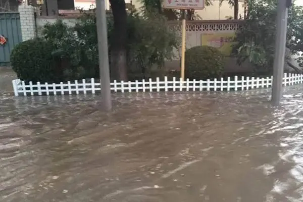 实拍北京“暴雨模式”，积水没过鞋面！这次强降雨给当地带来了什么？