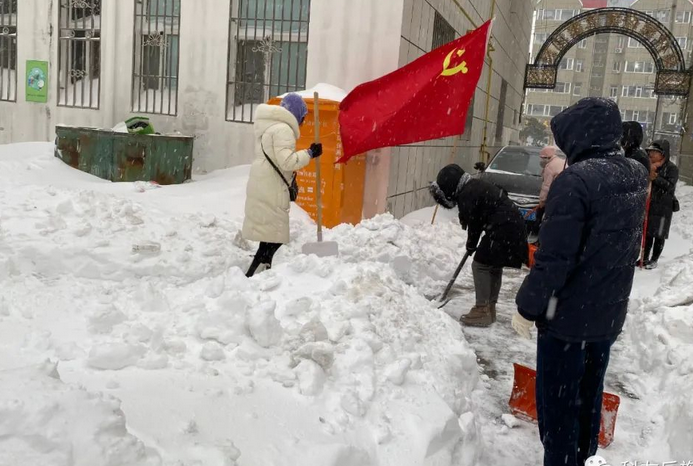 吉林一女子手机掉落，被大爷踢到雪堆埋藏后拿走，你如何看待他的举动？