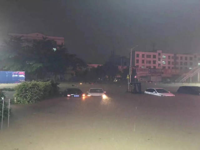 东莞暴雨路面被淹，运钞车被困无法行走，运钞员是如何“运钞”的？