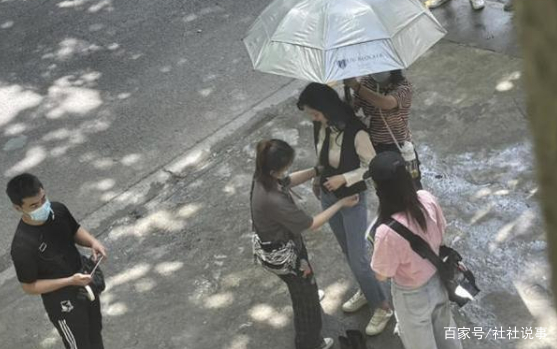 杨幂拍戏被偶遇，被赞“人间腿精”，三名助理围成一圈贴身侍奉，你怎么看？