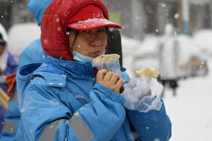 吉林一女子手机掉落，被大爷踢到雪堆埋藏后拿走，你如何看待他的举动？