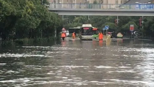 实拍北京“暴雨模式”，积水没过鞋面！这次强降雨给当地带来了什么？