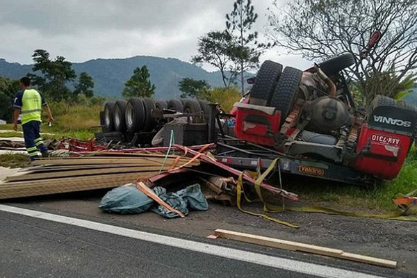 一尸两命！男子超速开车撞死前车孕妇，下雨天还敢开200，男子究竟多胆大？