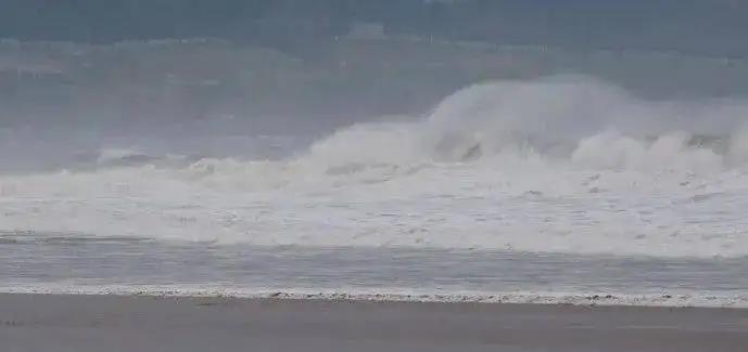 受台风的影响，浙沪近海预计大浪到狂浪，当地情况如何？