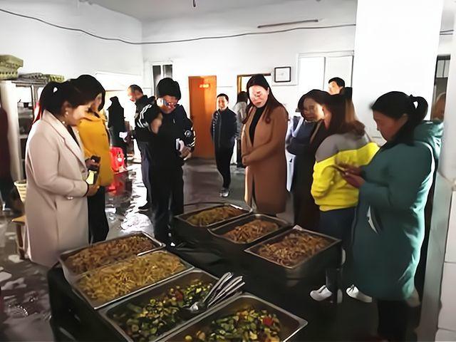 河北一位家长反映学校食堂问题被拘，这名家长到底是因何罪名被拘留的？