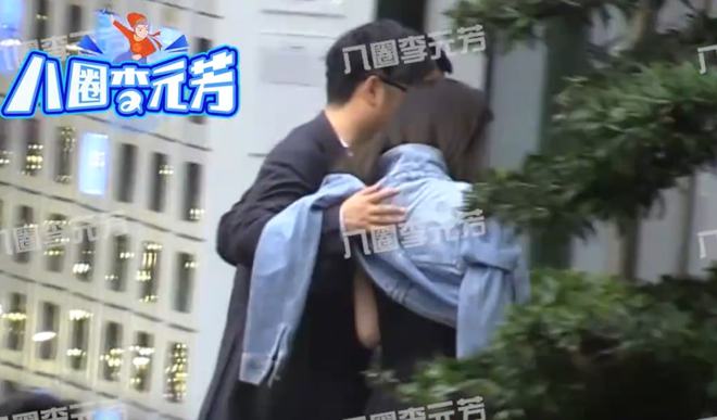 李湘王岳伦英国逛街被拍，男方手上挂满购物袋，他们不是离婚了吗？