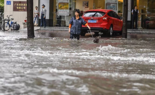 广州暴雨内涝后大水冲进地铁，地铁工作人员采取了什么措施？