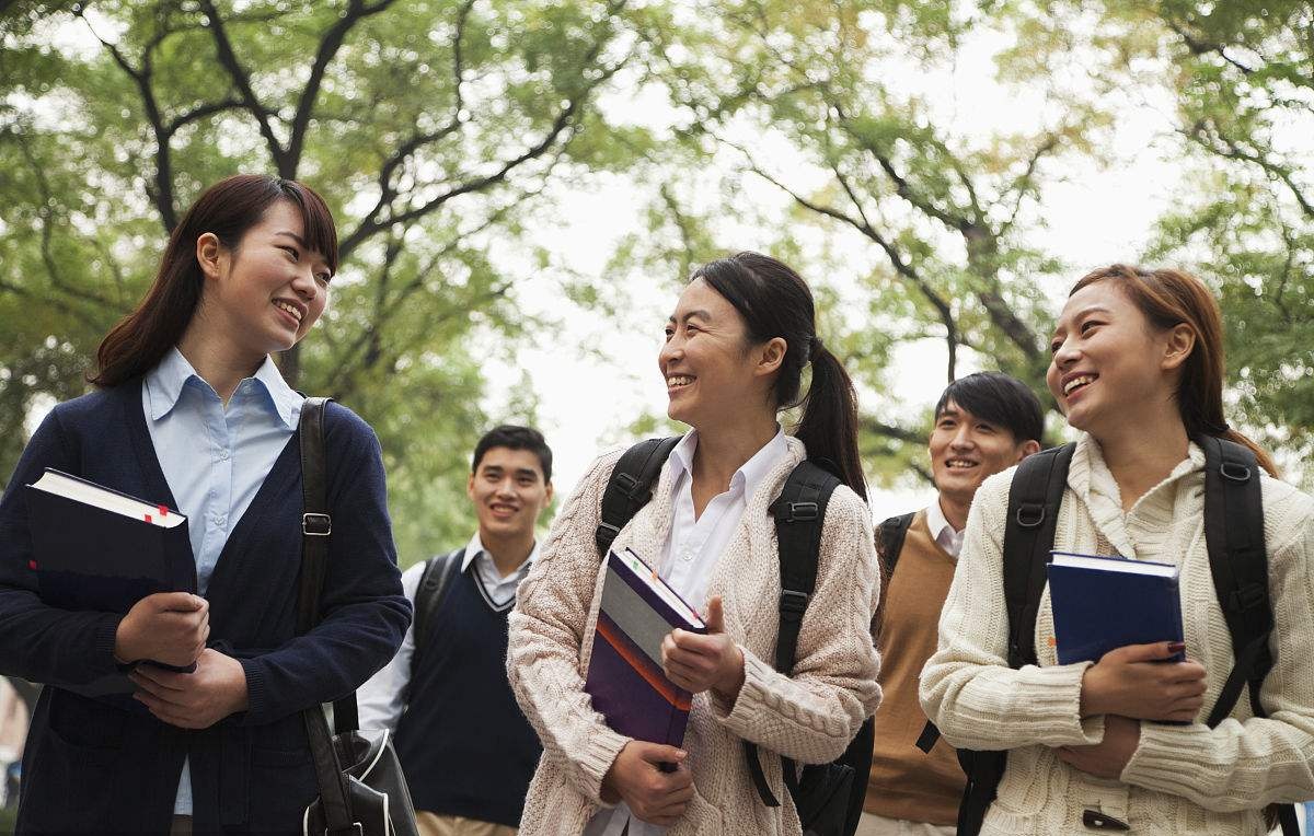 大三学生和大四学生用英文怎么翻译 谢谢