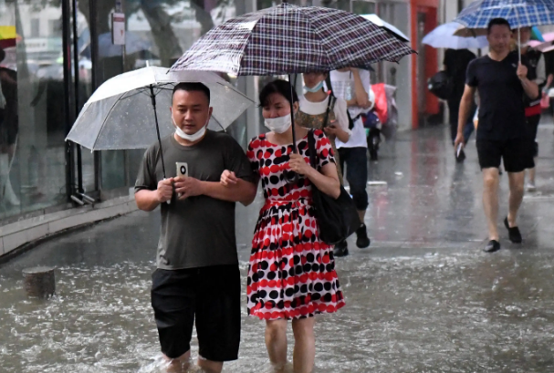 我国12省将遭暴雨侵袭，如何应对极端天气？