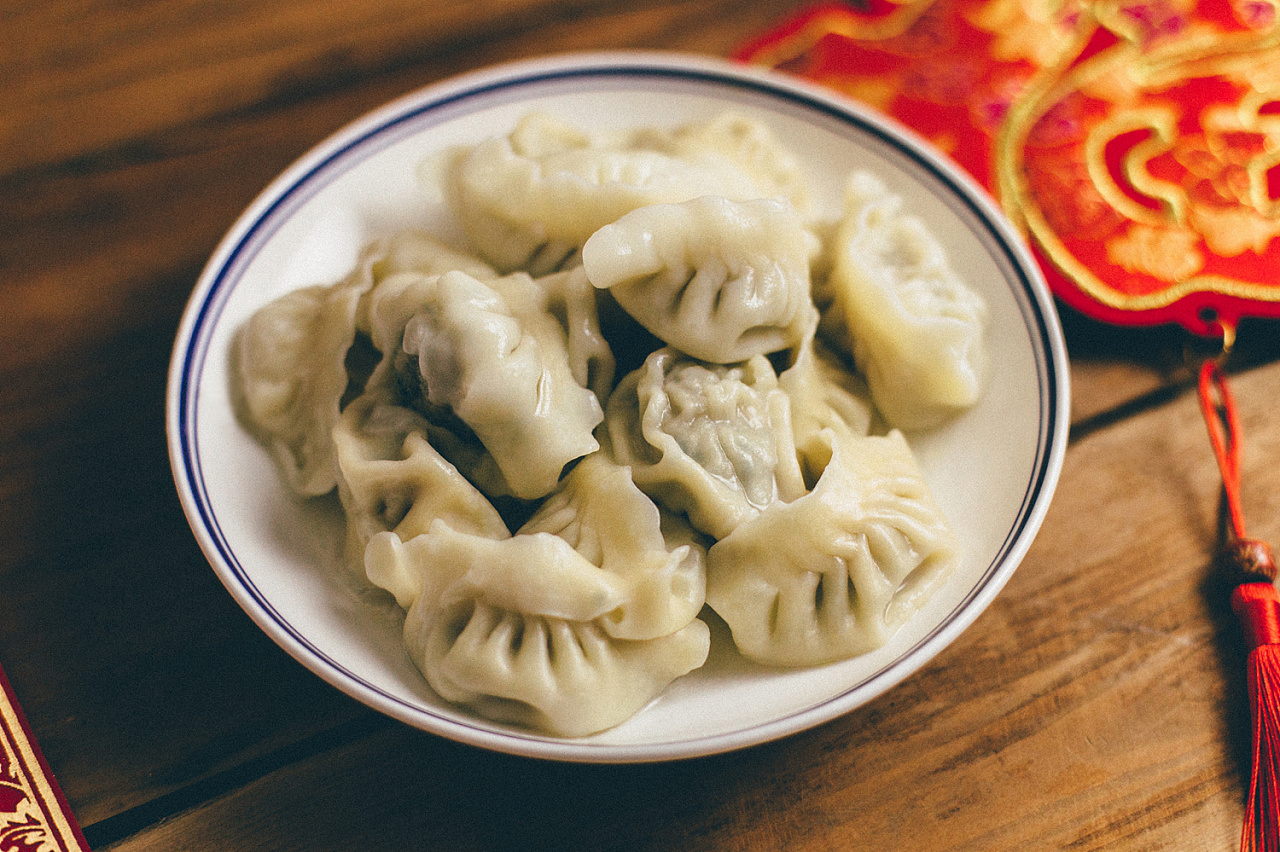 北方人年夜饭一般都要吃饺子，其象征意义是怎样的？